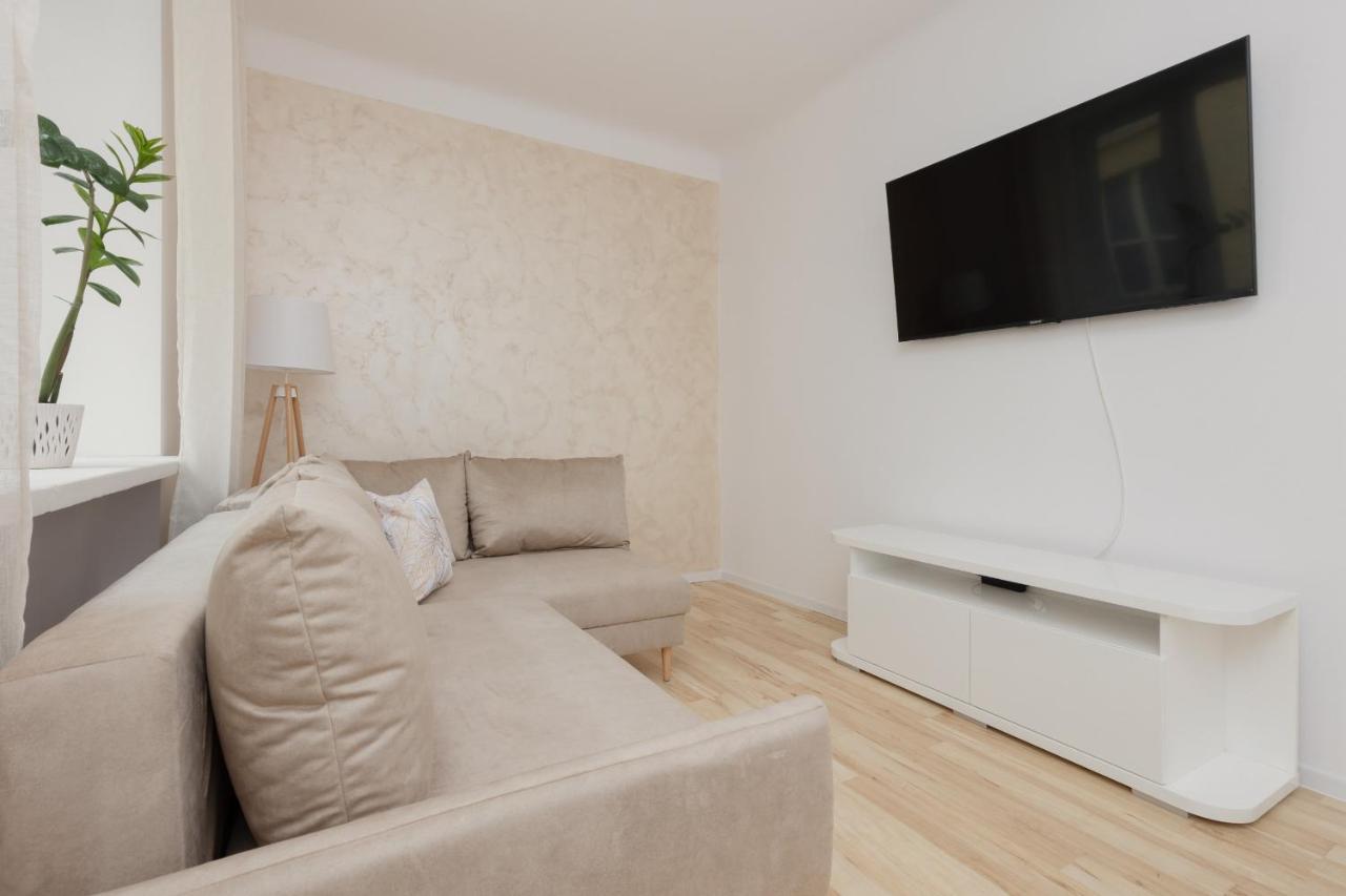 Bright Apartment Wola Near Metro Station By Noclegi Renters Варшава Екстер'єр фото